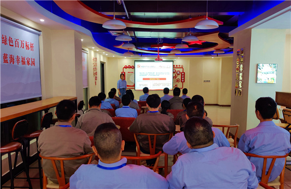 舟山煤電公司班組政治宣傳員以講黨課形式宣講。 張旭 攝.jpg