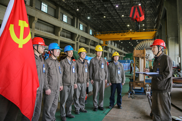 4月20日，浙能集團(tuán)所屬長(zhǎng)興發(fā)電公司政治宣傳員楊曉權(quán)在A修現(xiàn)場(chǎng)開(kāi)展政治宣講。方磊 攝x.jpg