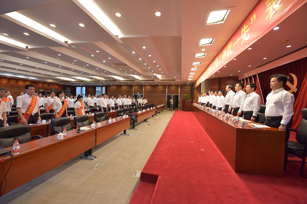 全場起立，奏唱國歌。 祝益軍 攝.jpg