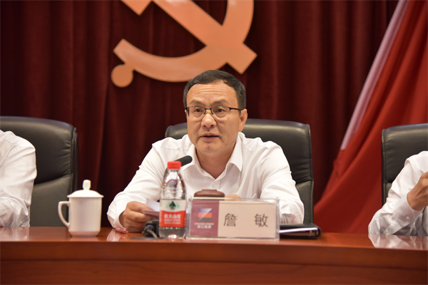 集團黨委副書記、總經理詹敏宣讀表彰文件。 祝益軍 攝.jpg