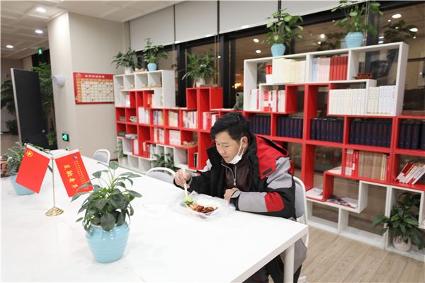 意外滯留在園區內的快遞小哥收到了青年志愿者送來的一份熱騰騰晚餐,讓這個冬雪夜更暖心.jpg 意外滯留在園區內的快遞小哥收到了青年志愿者送來的一份熱騰騰晚餐,讓這個冬雪夜更暖心.jpg