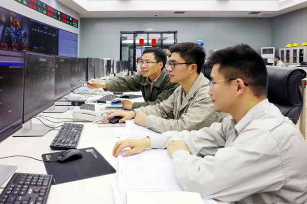 5x-浙能樂清發電公司技術人員緊盯5號機組操作界面，高效執行指令，為機組安全運行保駕護航。陳清瑜 攝.jpg