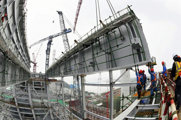 2x-浙能樂清發電廠三期6號機組吊裝重達158噸的鍋爐大板梁K4下梁。朱將云  攝.jpg